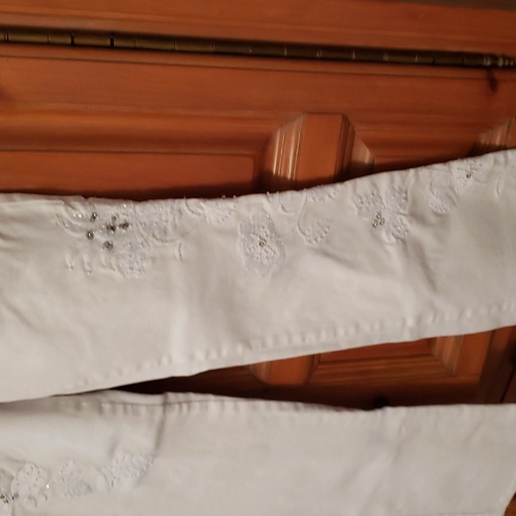 White jeans with embroidered flowers embellished with pearls & clear stones - Picture 3 of 3